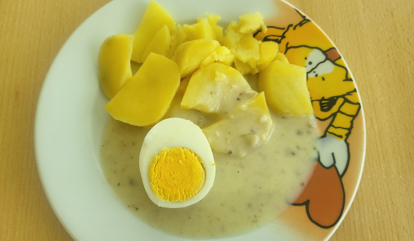 Žampionová omáčka s vařenými vejcem a bramborami